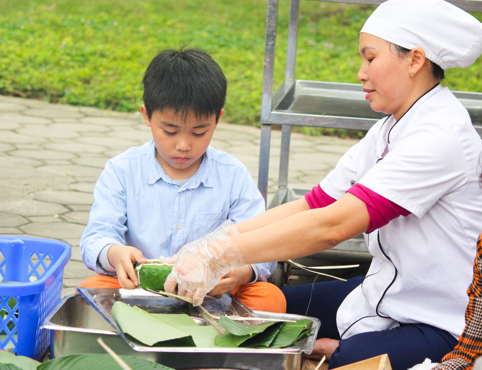 Với các em học sinh, đây là một trải nghiệm thú vị và ý nghĩa, một bài học sinh động và trực quan về văn hóa dân tộc. Đó cũng là mục tiêu mà nhà trường hướng đến khi tổ chức chương trình. (Ảnh: PV/Vietnam+)