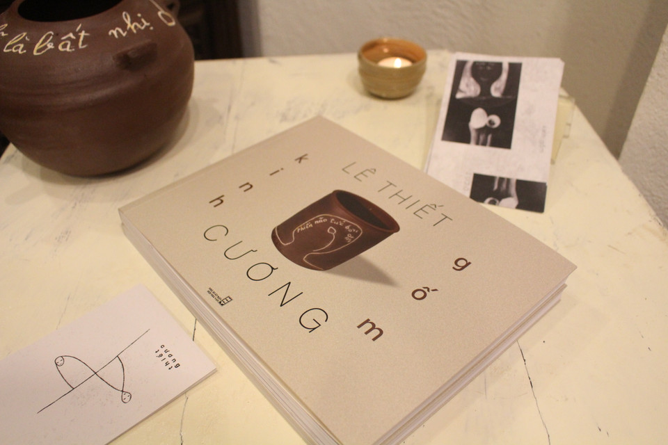 Tại buổi triển lãm, cuốn sách cùng tên “Kinh gốm” chụp lại những bài viết và tác phẩm của họa sỹ Lê Thiết Cương cũng được bày bán với giá 500.000 đồng một quyển. (Ảnh: Minh Anh/Vietnam+)