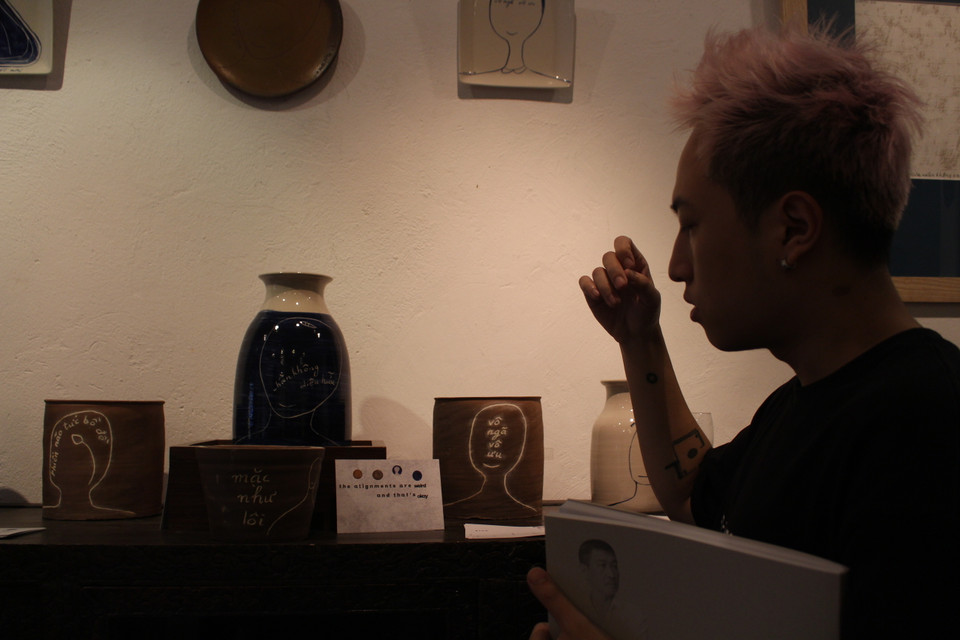 Con trai của ông, nghệ sỹ trẻ Lê Nguyên Nhật là người chụp các tác phẩm và dàn trang cho cuốn sách của ông. Cuốn sách được trình bày theo hướng phá cách về lề lối, nguyên tắc thẳng hàng, các dòng chữ có thể bị lệch hàng hoặc bóp méo. (Ảnh: Minh Anh/Vietnam+)