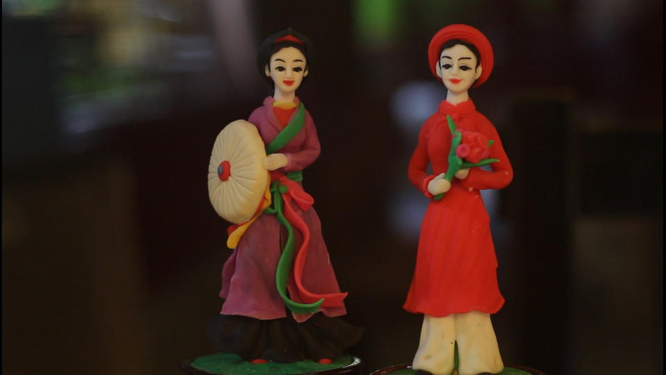 Các đồ chơi tò he được dựng dựa trên những hình ảnh quen thuộc như cô gái Việt Nam mặc áo dài truyền thống và áo tứ thân. (Ảnh: Minh Anh/Vietnam+)