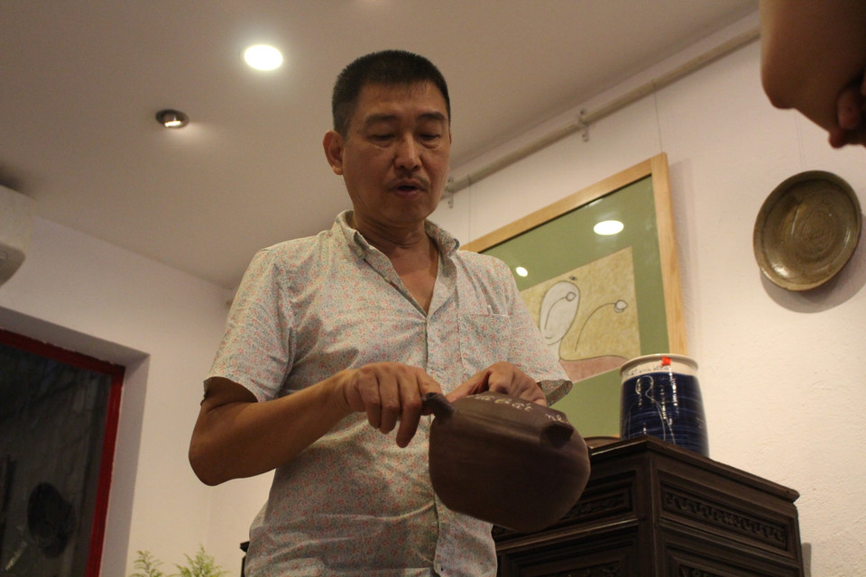 Khi nói về khái niệm ''Niết bàn'' trong Phật giáo, cá nhân ông cho rằng nó là một con đường chứ không là một phải đích, bởi không có nơi nào giống như vậy cả. ''Nếu hiểu được lẽ thế gian này là vô thường, vô ngã thì đó là Niết Bàn rồi. Niết Bàn ở ngay trong ta, ngay lúc này. Nói ‘niết bàn tại thế’ là vì vậy,'' họa sỹ Lê Thiết Cương chia sẻ. (Ảnh: Minh Anh/Vietnam+)