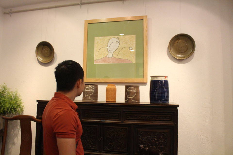 Những nét vẽ ở phong cách tối giản, màu sắc và cấu trúc của chất liệu vải màn cũng góp thêm vào cảm giác tĩnh tâm, êm ả cho người xem đến với không gian triển lãm này. (Ảnh: Minh Anh/Vietnam+)