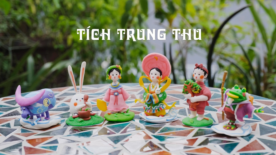 Bộ sưu tập 'Tích Trung Thu' của Tò He Việt và họa sỹ Nguyễn Cẩm Anh có giá bán 3 triệu đồng, dựng lại các nhân vật thường được nhắc đến trong cổ tích Trung Thu Việt Nam, gồm có Chị Hằng Nga, vợ chồng chú Cuội, cóc ba chân Thiềm Thừ, Trâu Xanh thần và Thỏ Ngọc 'thầy lang.' (Ảnh: Chụp màn hình/HMM Film)