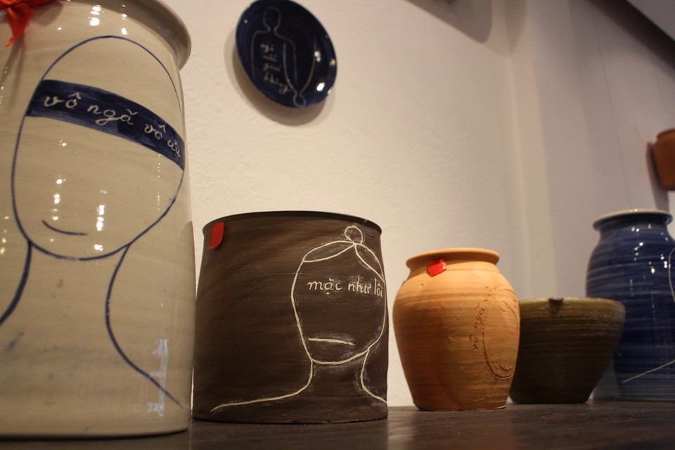 Các sản phẩm gốm từ các làng nghề được trưng bày xen kẽ để tạo nên sự tương phản, nổi bật với nhau. Có những bình được tráng men, có những bình không cần tráng mà vẫn có độ bóng tự nhiên.(Ảnh: Minh Anh/Vietnam+)