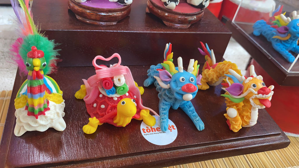 Bộ Tứ linh trong văn hóa nhiều nước Á Đông, gồm long, ly, quy, phụng (rồng, sư tử, rùa, phượng) được tạo hình một cách dễ thương, khiến người xem ở mọi lứa tuổi cảm thấy thích thú. (Ảnh: Minh Anh/Vietnam+)