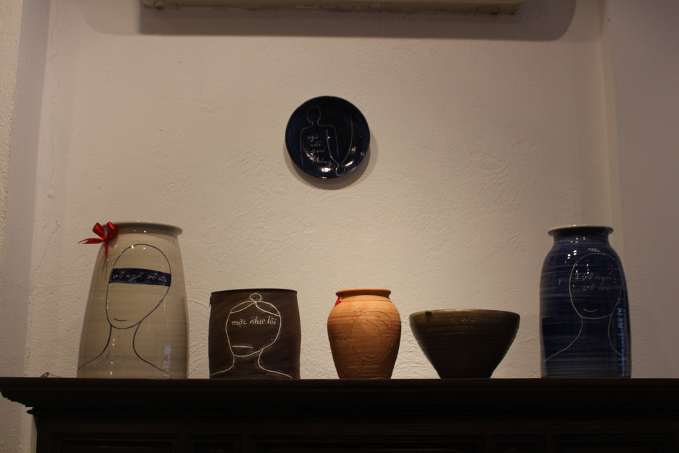 Nếu trong triển lãm ''Thơ Gốm'' 2017, họa sỹ Lê Thiết Cương chỉ dùng gốm Bát Tràng thì ''Kinh Gốm''sử dụng thêm sản phẩm từ gốm Hương Canh, Phù Lãng và Thanh Hà (Hội An, Quảng Nam), mang đến sự đa dạng, hấp dẫn về thị giác cho người xem. (Ảnh: Minh Anh/Vietnam+)