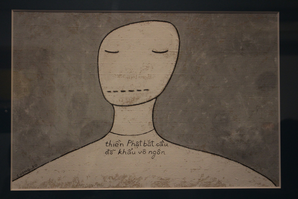 Bên cạnh những tác phẩm gốm là 13 bức tranh bột màu trên vải màn, chất liệu ưa thích và được sử dụng rất thành công bởi họa sỹ Lê Thiết Cương. (Ảnh: Minh Anh/Vietnam+)