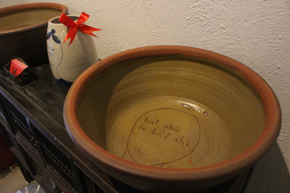 Ông chọn chất liệu đất, gốm để sáng tạo nghệ thuật bởi gốm với ông không chỉ là một đam mê, nó còn thể hiện một hệ giá trị riêng. (Ảnh: Minh Anh/Vietnam+)