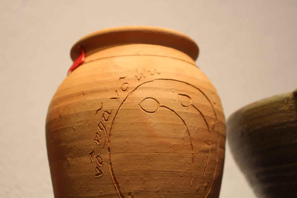 ''Gốm hiểu theo một nghĩa nào đó chính là tam tài thiên địa nhân. Trời cho người ta cái nghiệp chơi với đất, sống với đất. Chất liệu này nối trời đất và người làm một, thủy hỏa hài hòa, thủy thổ cân bằng đấy là lẽ Trời, đấy là đạo. Chỉ có gốm là đủ cả ngũ hành kim mộc thủy hỏa thổ. Gốm là đạo,'' họa sỹ Lê Thiết Cương chia sẻ. (Ảnh: Minh Anh/Vietnam+)