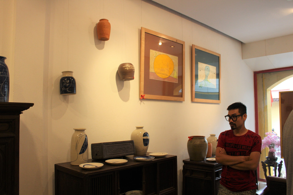 Triển lãm ''Kinh Gốm'' (2020) của họa sỹ Lê Thiết Cương trưng bày hơn 40 tác phẩm viết trên gốm và các tranh vẽ. Trên mỗi tác phẩm, ông đều ghi những lời kinh Phật ngắn cùng những phác họa tối giản về con người. (Ảnh: Minh Anh/Vietnam+)