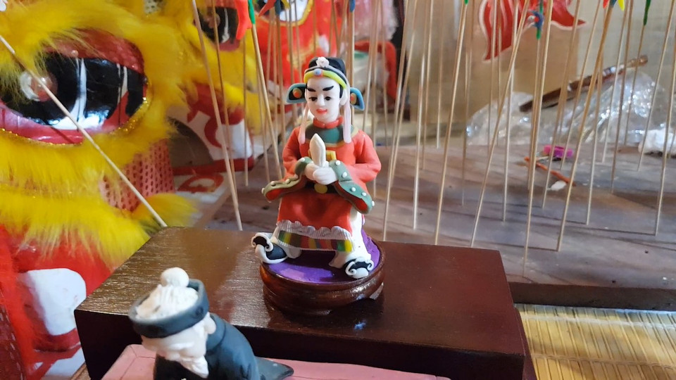 Tò he hình ông tiến sỹ có thể dùng làm quà thay lời chúc thi đỗ đạt. (Ảnh: Minh Anh/Vietnam+)