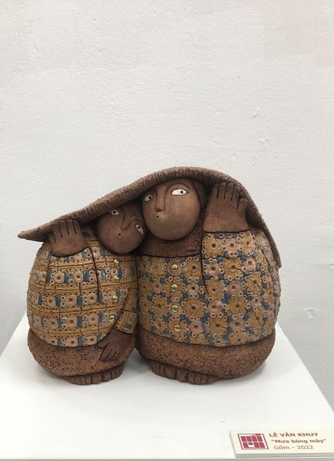  Nếu như đất nung phô diễn được sức mạnh của hình khối với sắc đỏ đặc trưng của mình, sứ thể hiện được cái mỹ miều yểu điệu sau cùng của nghệ thuật gốm, thì sành hàm chứa trong nó cả một hành trình trong sự chuyển mình của nghệ thuật gốm từ đất nung đến sứ, từ vẻ mộc mạc chân chất của sành nâu, đến sự biến ảo khôn lường của hình khối trong cái sâu thẳm của lớp men trên sành trắng. (Ảnh: Minh Thu/Vietnam+) 