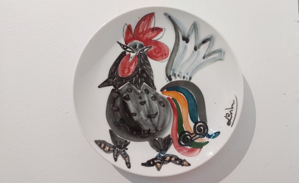  Họa sỹ Phan Thanh Sơn cho biết tựa đề triển lãm tái hiện chặng đường dài sáng tạo trên các chất liệu khác nhau. Với Sành 2022, nhóm tác giả muốn đưa công chúng khám phá vẻ đẹp của gốm. (Ảnh: Minh Thu/Vietnam+)