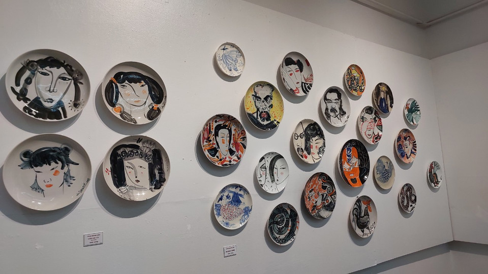 Bộ đĩa gốm của họa sỹ Trần Mạnh Linh. (Ảnh: Minh Thu/Vietnam+)