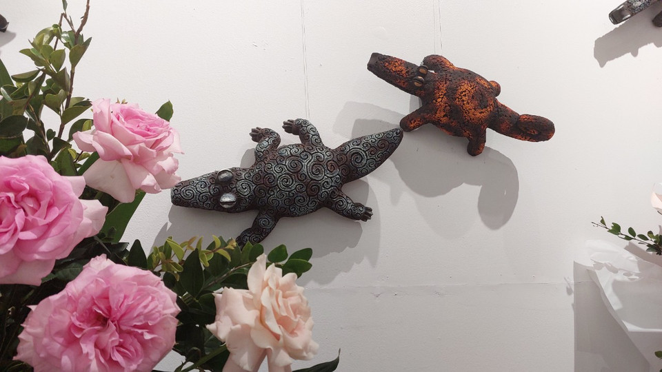 Cụm tác phẩm ‘Cá sấu’ của nghệ sỹ Vũ Hữu Nhung. (Ảnh: Minh Thu/Vietnam+)