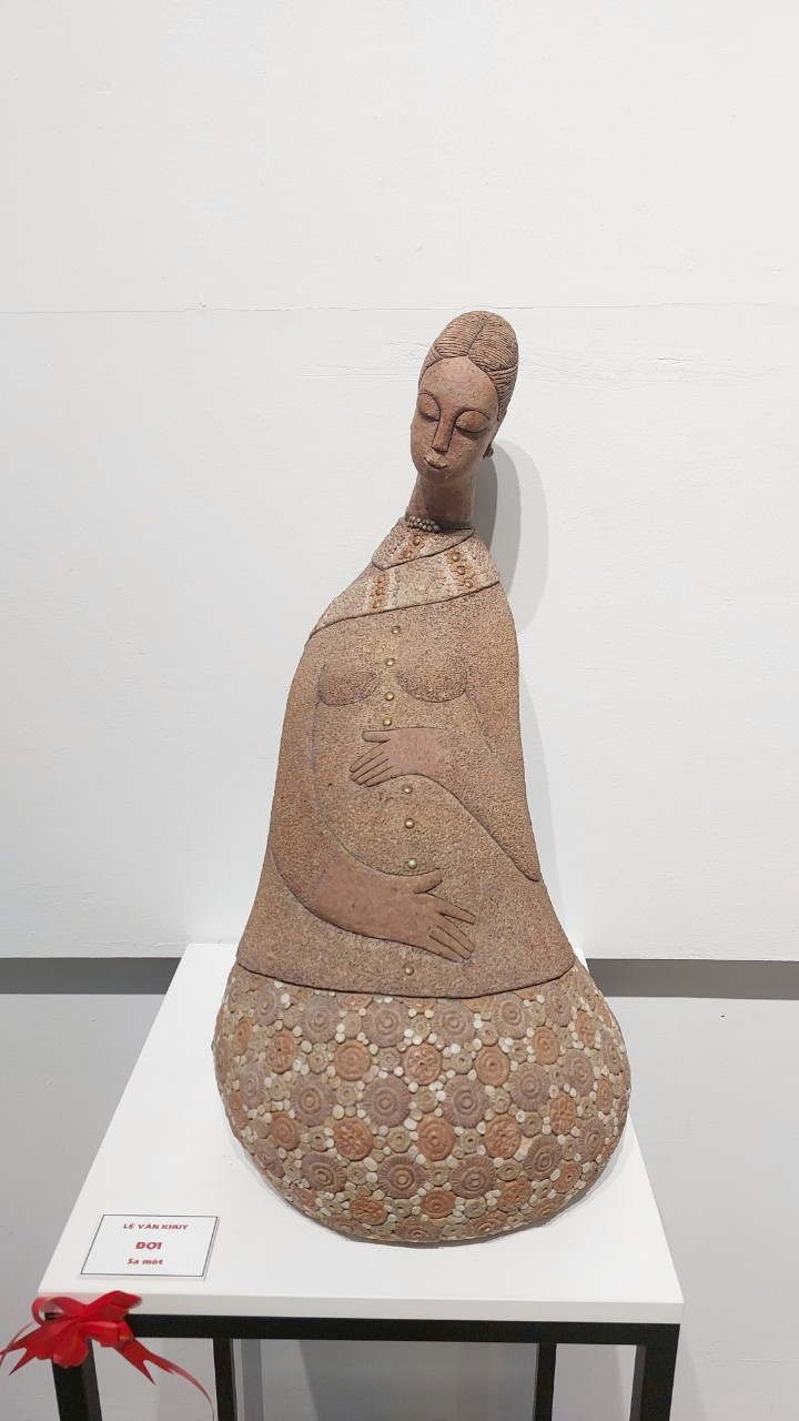 5 họa sỹ ở những chuyên ngành khác nhau đem đến những phong cách, cá tính rất riêng để từ đó công chúng có thể tự khám phá ra những nét đẹp ẩn sâu của gốm. (Ảnh: Minh Thu/Vietnam+) 