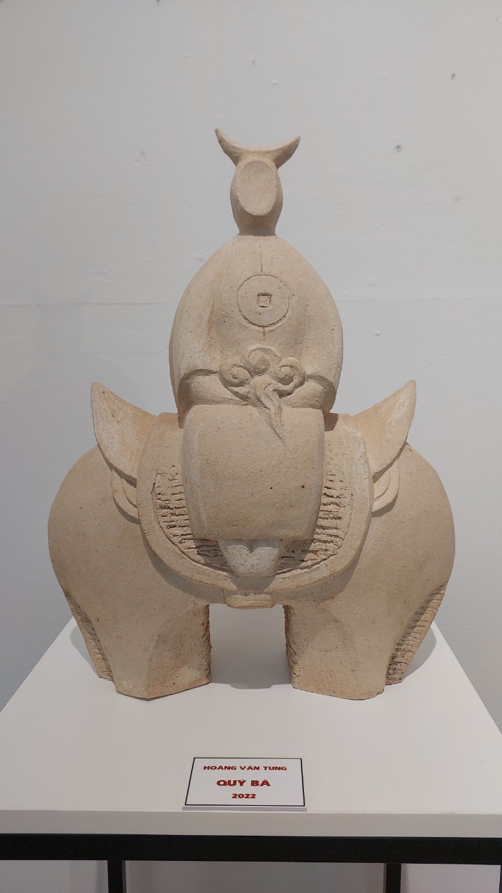 Tác phẩm ‘Quý bà’ của nghệ sỹ Hoàng Văn Tùng. (Ảnh: Minh Thu/Vietnam+)