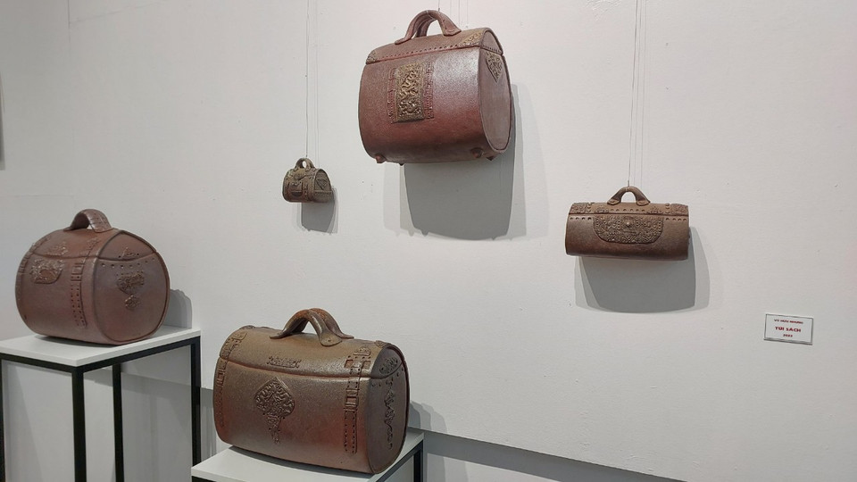 Cụm tác phẩm ‘Túi sách’ của nghệ sỹ Vũ Hữu Nhung. Anh khai thác vốn dân gian, rút kinh nghiệm từ những gì đã có. Nghệ sỹ cho hay quá trình nung cũng phụ thuộc vào sự may mắn, chính là ở câu chuyện hỏa biến. Ở các lò truyền thống thường có hiện tượng bay men, nhưng khi nung đốt tự nhiên thì men từ chum, vại và các đồ khác bay sang, bám vào thì tạo thành các sản phẩm tự nhiên và nghệ sỹ không thể làm lại cái thứ hai. (Ảnh: Minh Thu/Vietnam+) 