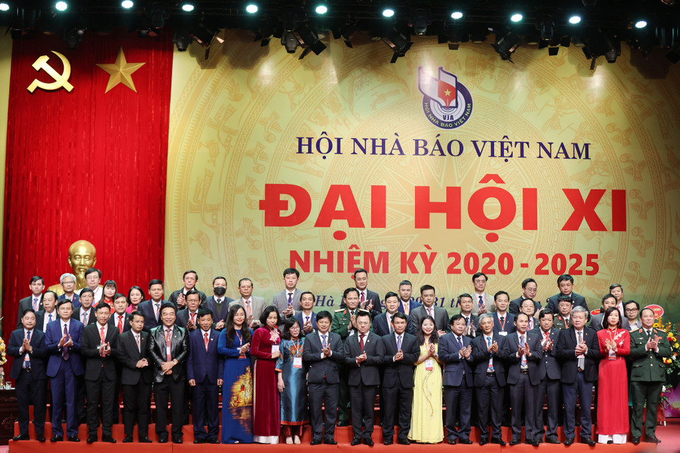 Các thành viên Ban chấp hành khóa XI ra mắt. (Ảnh: Hoài Nam/Vietnam+)