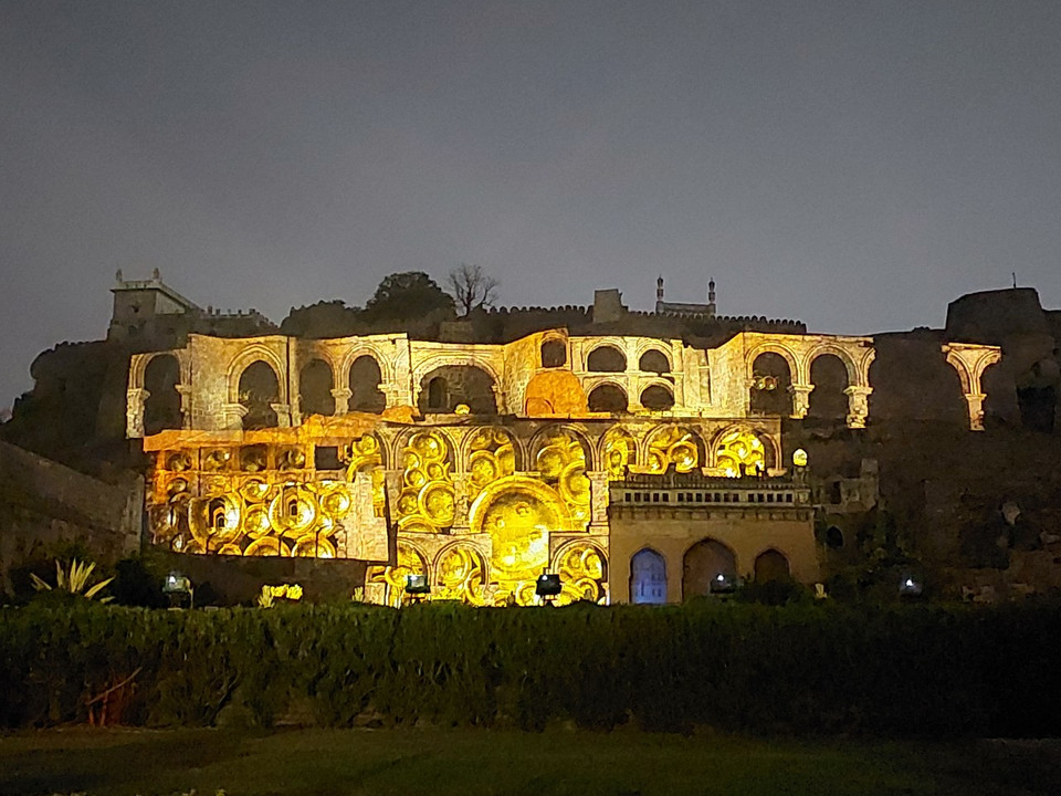 Vào buổi tối, Pháo đài Golconda trở nên sống động với màn trình diễn ánh sáng và âm thanh giới thiệu lịch sử Ấn Độ. (Ảnh: Minh Thu/Vietnam+)