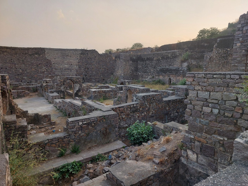 Bên trong pháo đài là những phế tích cổ còn sót lại từ các nền văn minh huy hoàng ở Ấn Độ. (Ảnh: Minh Thu/Vietnam+)