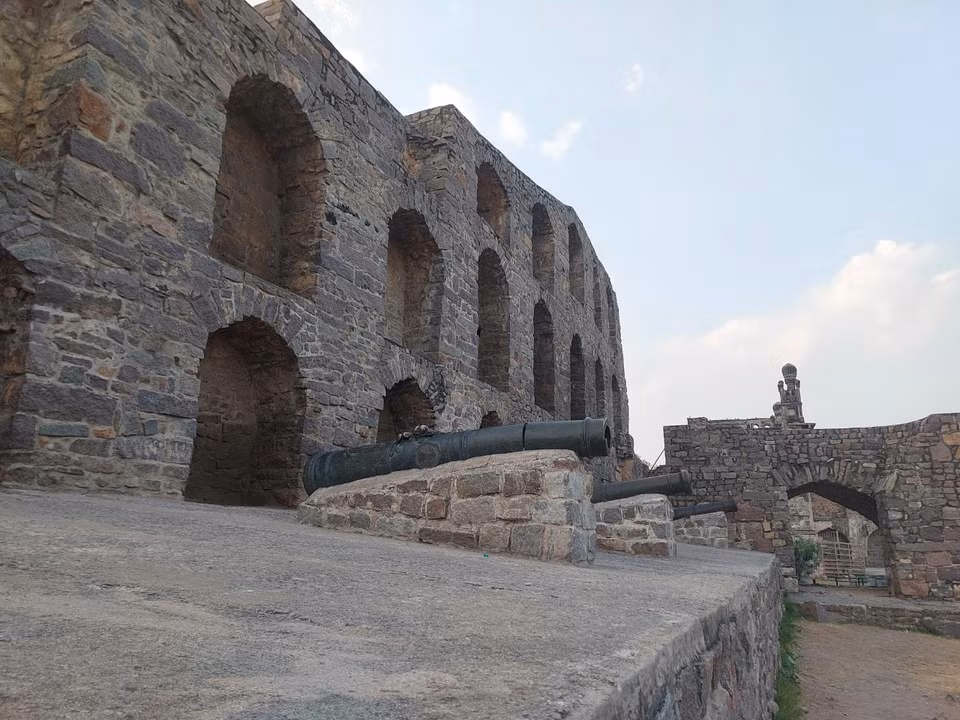 Golconda được trang bị nhiều đại bác, bốn cầu kéo, tám cổng, cùng nhiều thánh đường, kho đạn và chuồng ngựa. (Ảnh: Minh Thu/Vietnam+)