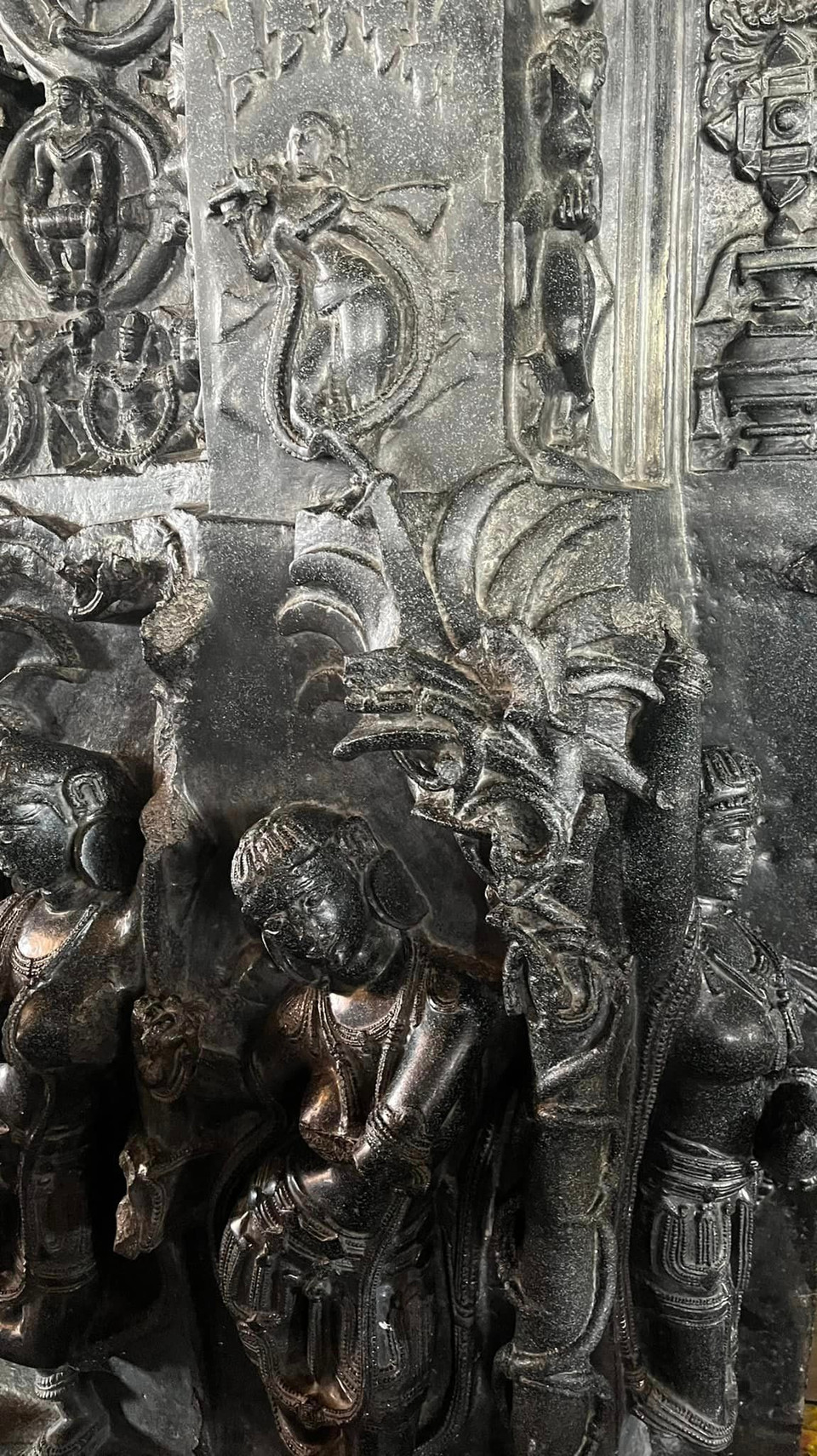 Phù điêu tạc hình thần Krishna đang thổi sáo (hình nhỏ phía trên). Âm thanh từ cây sáo đi ra ở phần hình ống phía dưới (bên tay phải cô gái đang múa). Khi gõ vào, ống này sẽ phát ra âm thanh trong trẻo thanh thoát. Duy nhất chỉ có phần ống này mới phát ra âm thanh dù đây là một tác phẩm điêu khắc liền khối. (Ảnh: Minh Thu/Vietnam+)