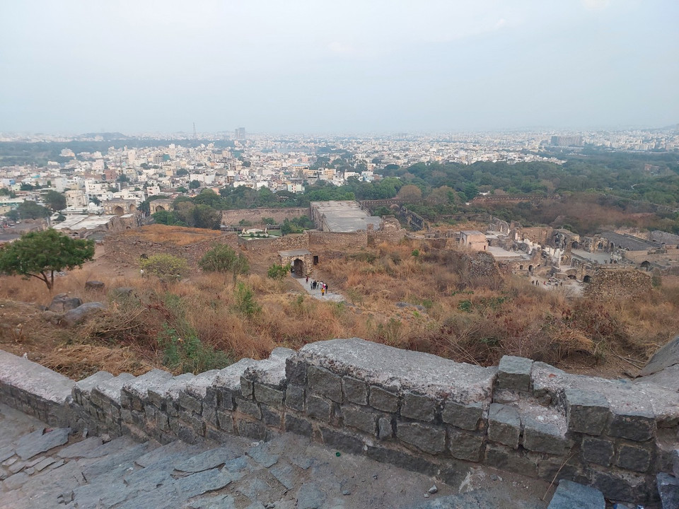 Đứng trên đỉnh pháo đài, du khách có thể nhìn thấy cao nguyên Deccan tuyệt đẹp và toàn cảnh thành phố Hyderabad nhộn nhịp. (Ảnh: Minh Thu/Vietnam+)