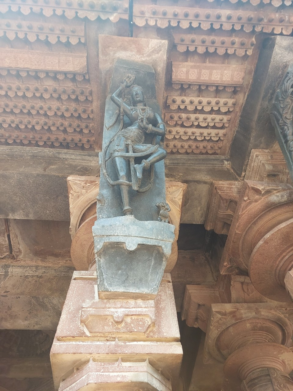 Tượng vũ nữ sát mái đền được điêu khắc sinh động. (Ảnh: Minh Thu/Vietnam+)