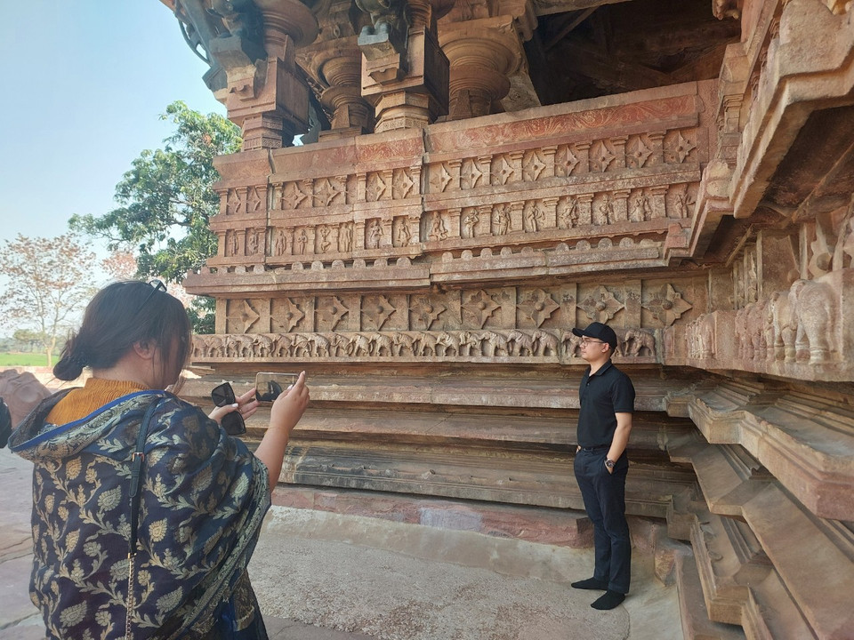 Du khách thích thú chụp ảnh lưu niệm bên ngoài gian thờ chính. (Ảnh: Minh Thu/Vietnam+)