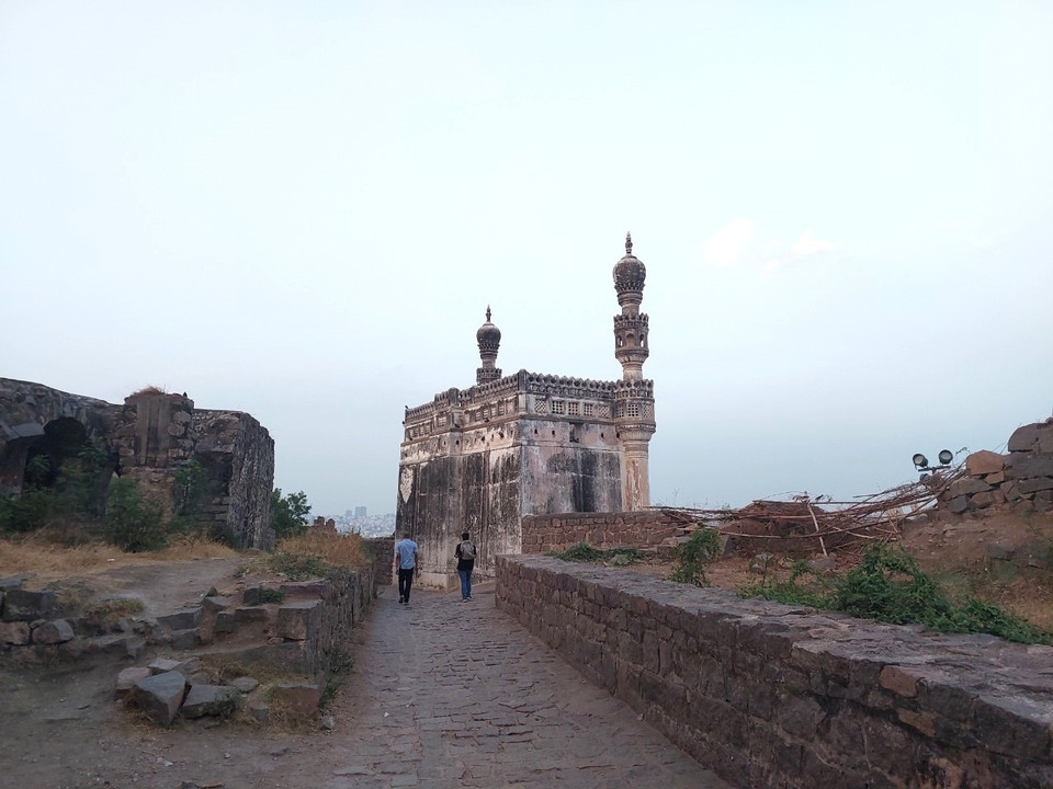 Một tòa tháp vẫn giữ được kiến trúc nguyên vẹn. (Ảnh: Minh Thu/Vietnam+)