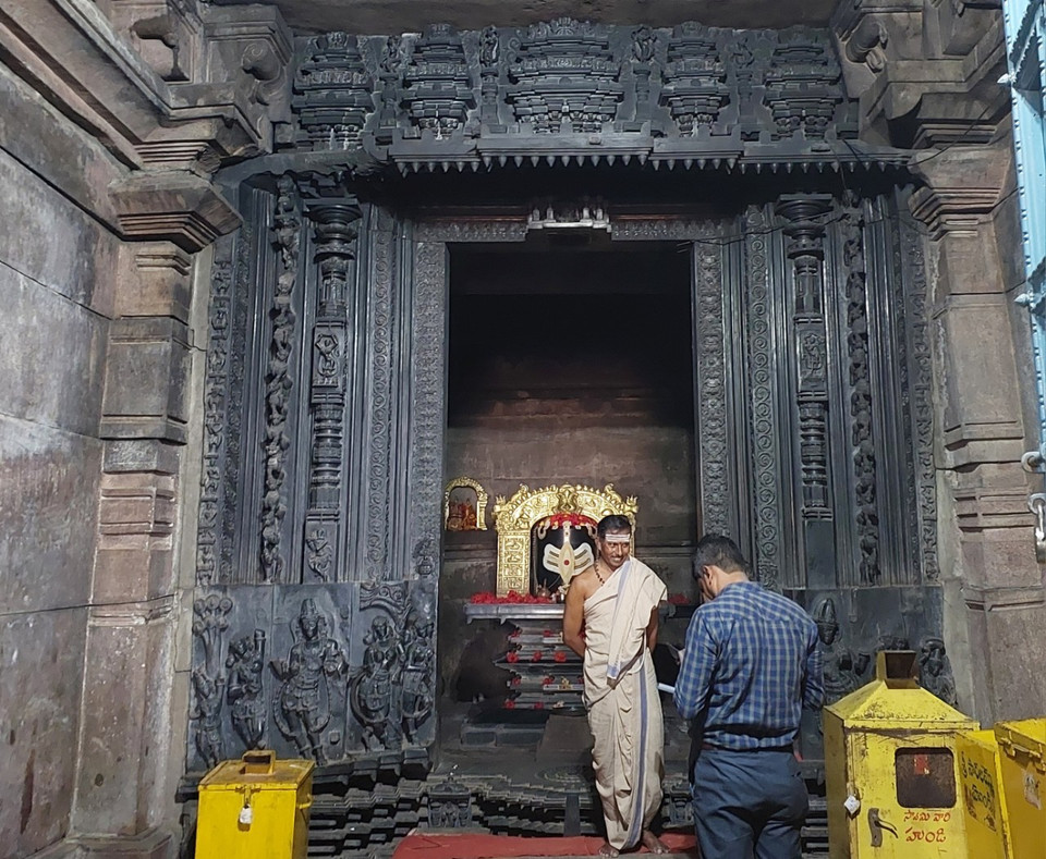 Không gian chính trong đền là nơi thờ Thần Shiva. Khách hành hương sẽ vào trong cầu nguyện và được bôi màu vào trán để nhận phước lành. (Ảnh: Minh Thu/Vietnam+)