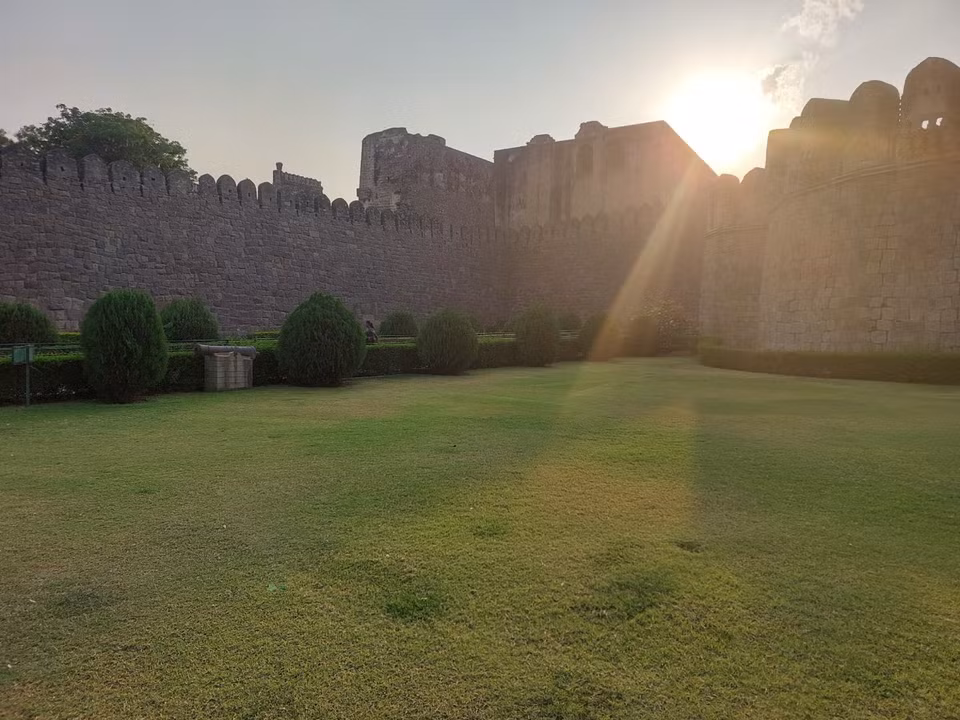 Golconda được xây dựng trên ngọn đồi cao 130m với diện tích 4km2 gồm 4 pháo đài nhỏ, 11 km tường bao quanh. (Ảnh: Minh Thu/Vietnam+)
