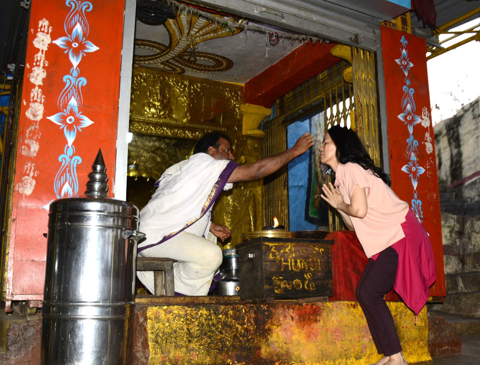 Du khách Việt ghé thăm ngôi đền và được ban phước. (Ảnh: Minh Thu/Vietnam+)