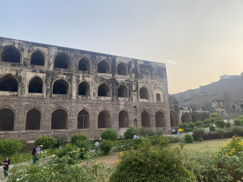 Triều đại của Qutub Shahis tại Golconda kết thúc vào năm 1687. Vua Mughal Aurangzeb lên ngôi và để mặc cho tòa thành tráng lệ này trở nên hoang phế. (Ảnh: Minh Thu/Vietnam+)