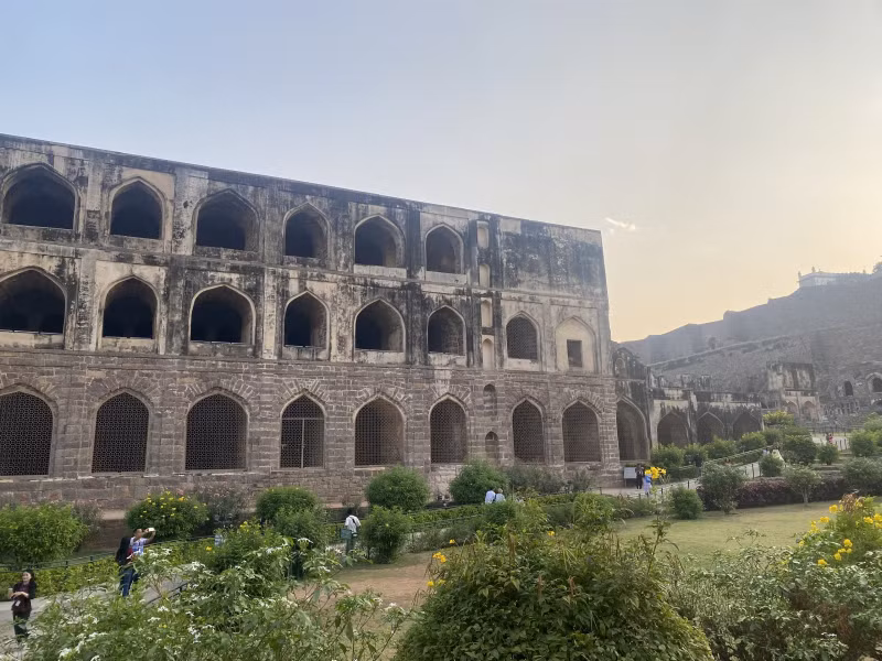 Triều đại của Qutub Shahis tại Golconda kết thúc vào năm 1687. Vua Mughal Aurangzeb lên ngôi và để mặc cho tòa thành tráng lệ này trở nên hoang phế. (Ảnh: Minh Thu/Vietnam+)