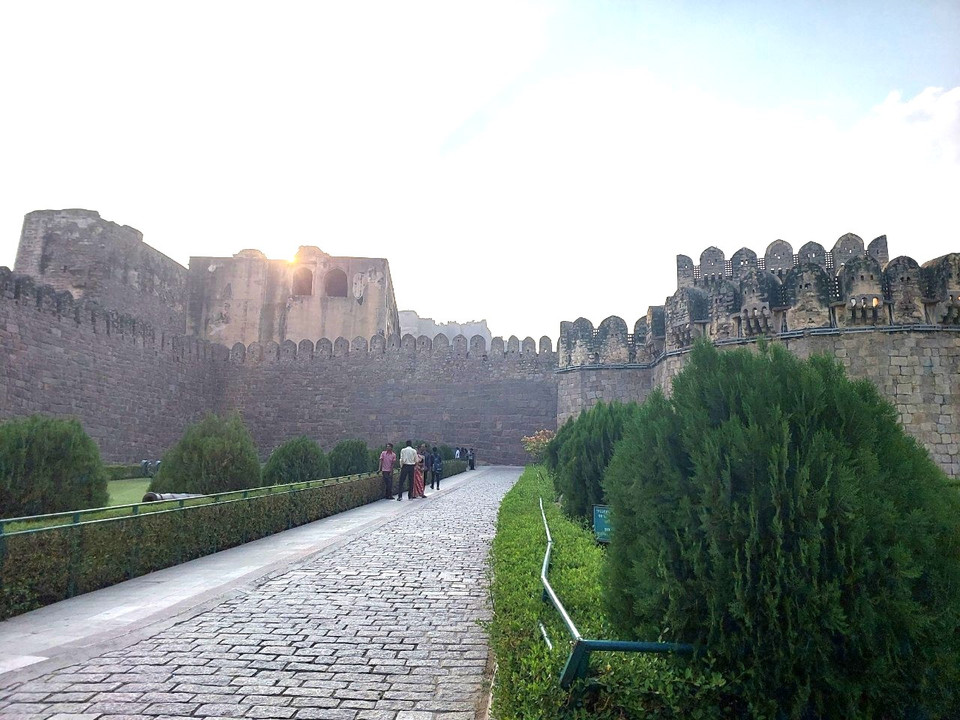 Pháo đài Golconda là Thủ đô chính của các vị vua Qutub Shahi, bên trong chứa tàn tích của các cung điện, nhà thờ Hồi giáo… (Ảnh: Minh Thu/Vietnam+)