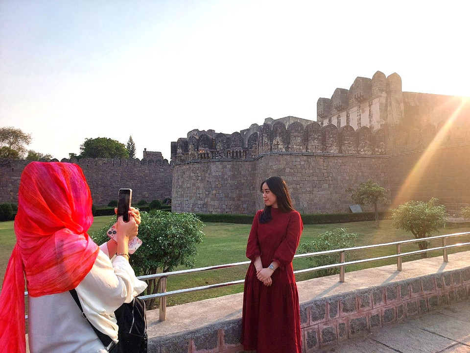 Du khách Việt Nam chụp ảnh kỷ niệm tại Pháo đài Golconda. (Ảnh: Minh Thu/Vietnam+)