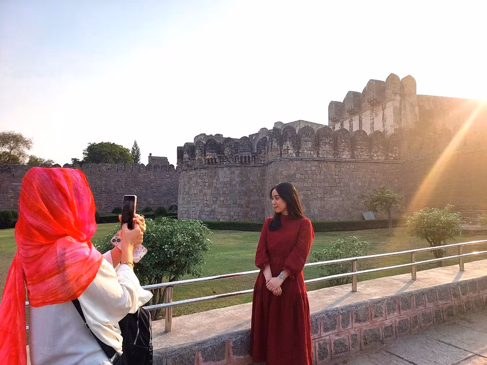 Du khách Việt Nam chụp ảnh kỷ niệm tại Pháo đài Golconda. (Ảnh: Minh Thu/Vietnam+)