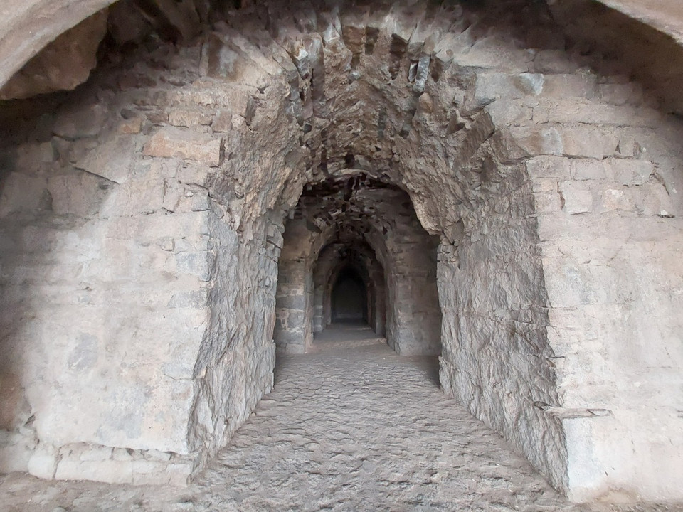 Những bức tường đá dày dẫn vào lối đi sâu hun hút như mê cung. (Ảnh: Minh Thu/Vietnam+)