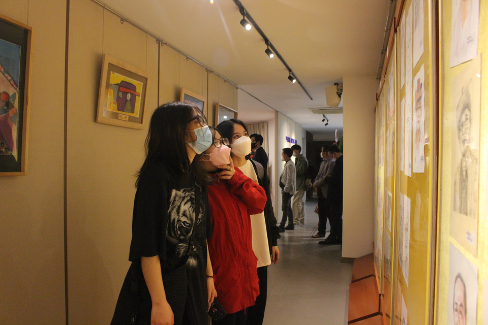 Với các bạn trẻ, đặc biệt là sinh viên ngành báo chí, những cá nhân trong tranh cũng như chính nhà báo Huỳnh Dũng Nhân đều là nguồn cảm hứng để các em học tập và noi theo. (Ảnh: Minh Anh/Vietnam+)