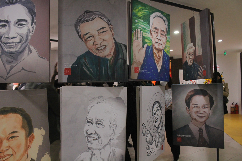 Chân dung của nhiều nhà báo như nguyên Phó Chủ tịch Hội nhà báo Việt Nam Phạm Quốc Toàn; các nguyên Tổng Giám đốc Thông tấn xã Việt Nam - nhà báo Lê Quốc Trung và nhà báo Trần Mai Hưởng cùng nhiều tên tuổi lớn khác qua nét bút của ông Huỳnh Dũng Nhân. (Ảnh: Minh Anh/Vietnam+)