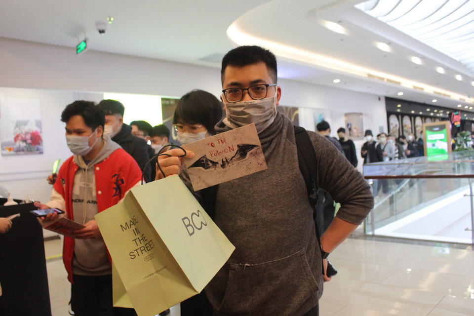 Chiều tối ngày 1/3, nhiều khán giả Thủ đô đã xếp hàng tại cụm rạp CGV Metropolis Liễu Giai để nhận vé miễn phí cho suất chiếu sớm bộ phim ''The Batman.'' (Ảnh: Minh Anh/Vietnam+)