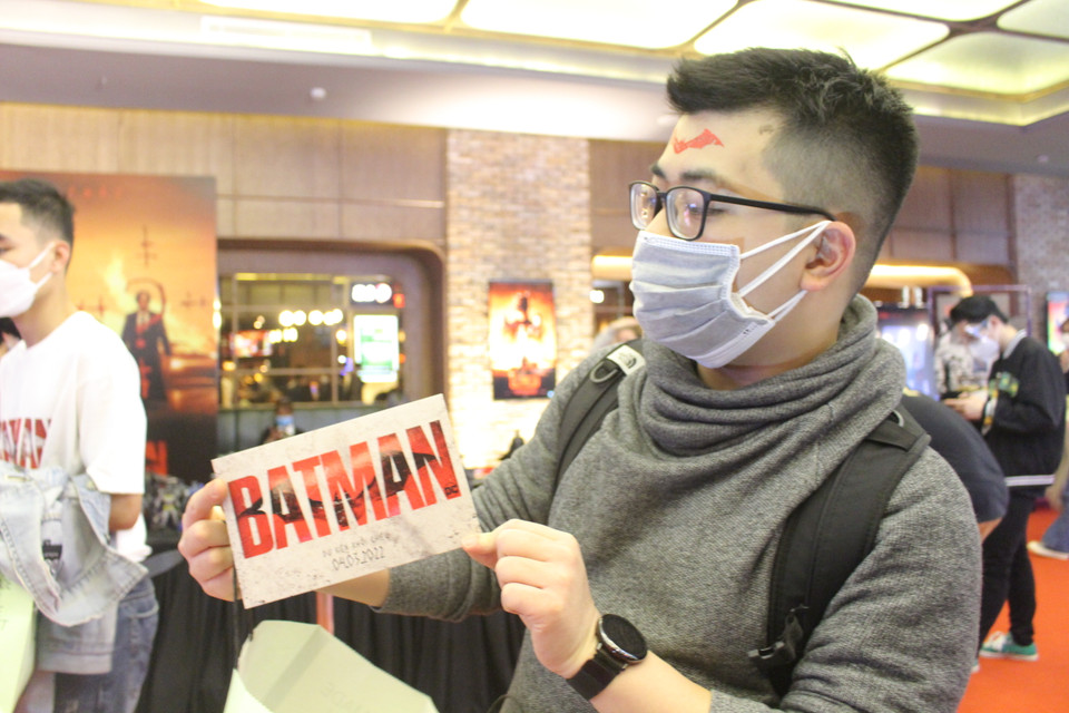 Anh Nguyễn Hoàng Anh (quận Thanh Xuân) đã đến trước hai tiếng để đảm bảo sẽ nhận được một trong số ít những tấm vé này, cho biết bản thân nóng lòng đón xem phiên bản Bruce Wayne do Robert Pattinson thủ vai sớm nhất có thể. (Ảnh: Minh Anh/Vietnam+)