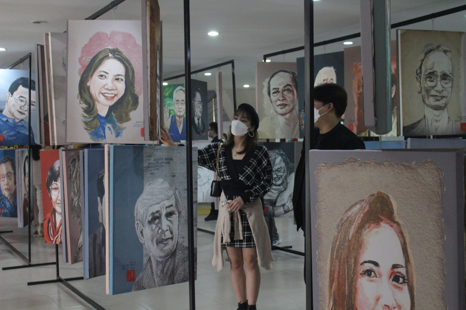 Theo nhận xét của họa sỹ, đạo diễn phim hoạt hình Nguyễn Hà Bắc, tác giả Huỳnh Dũng Nhân vốn là người vẽ nghiệp dư nhưng những chân dung của ông đều gợi sự ấm áp, bắt được thần thái của mỗi người, thể hiện thể hiện thái độ yêu mến, quý trọng đối với mỗi người bạn cũng như với chính cuộc sống của mình. (Ảnh: Minh Anh/Vietnam+)