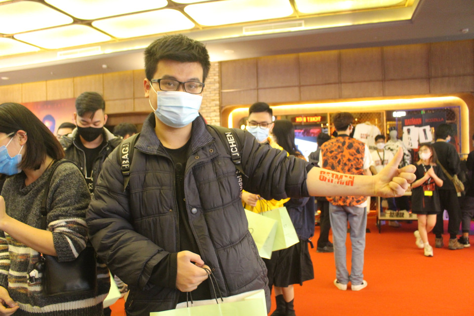 Khán giả khoe hình vẽ logo ''The Batman'' sau khi đã nhận được vé vào xem phim. (Ảnh: Minh Anh/Vietnam+)