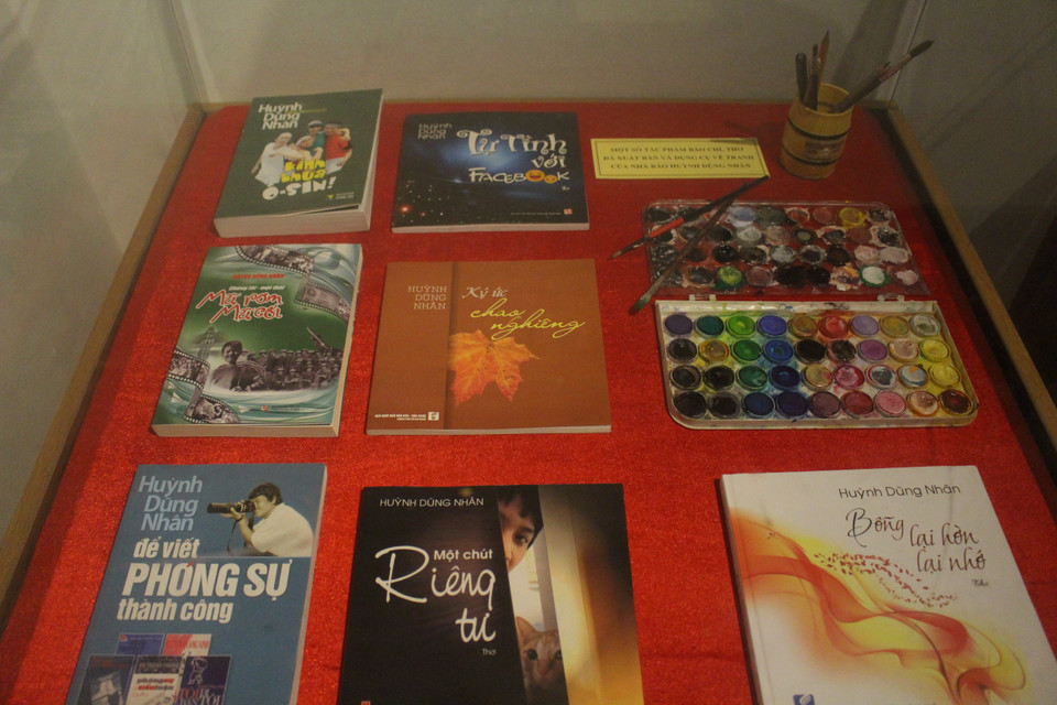 Trong bối cảnh dịch bệnh năm 2021, nhà báo Huỳnh Dũng Nhân vừa phải cách ly ở nhà, vừa phải chữa bệnh tai biến nên không thể ''bay nhảy'' khắp chốn như trước kia. Thế nhưng, tác giả vẫn say mê với cây bút để không chỉ viết, mà còn để vẽ. (Ảnh: Minh Anh/Vietnam+)