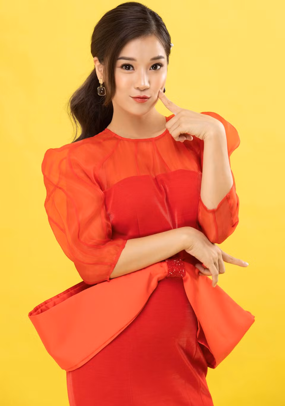 Lựa chọn sắc hồng chủ đạo cho bộ ảnh mùa Valentine, nữ chính của 'Cuốc xe lúc nửa đêm' thể hiện rõ vẻ rạng rỡ, trẻ trung. (Ảnh: CTV/Vietnam+)
