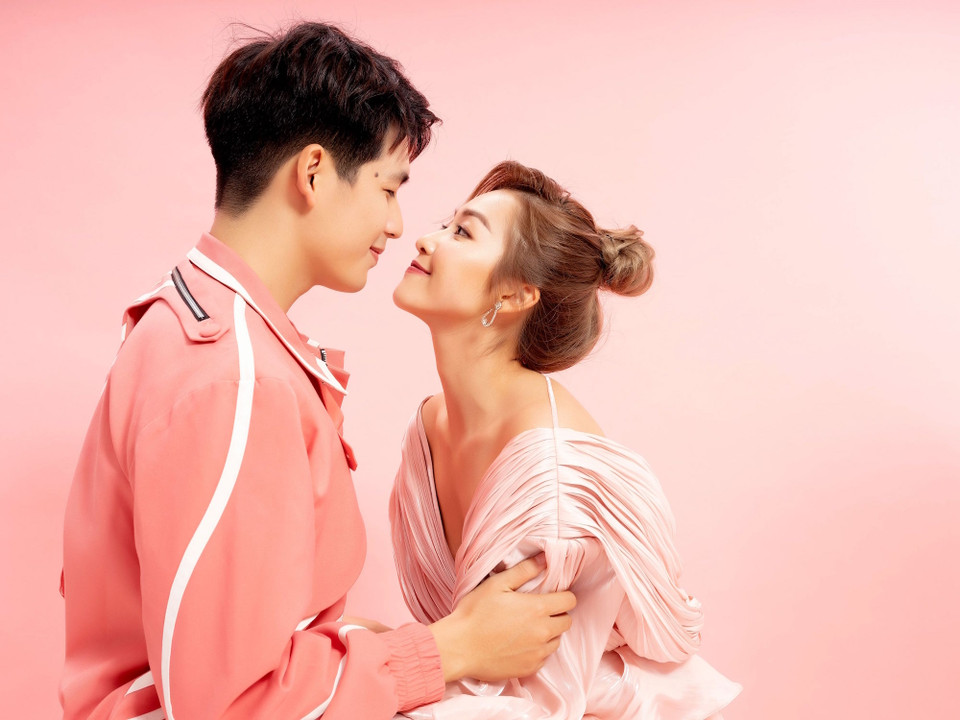 Bất đắc dĩ, họ ở chung một phòng và dần trở thành bạn thân, dành cho nhau tình cảm đặc biệt. (Ảnh: CTV/Vietnam+)