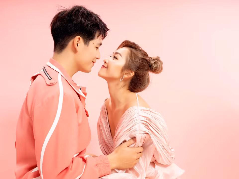 Bất đắc dĩ, họ ở chung một phòng và dần trở thành bạn thân, dành cho nhau tình cảm đặc biệt. (Ảnh: CTV/Vietnam+)